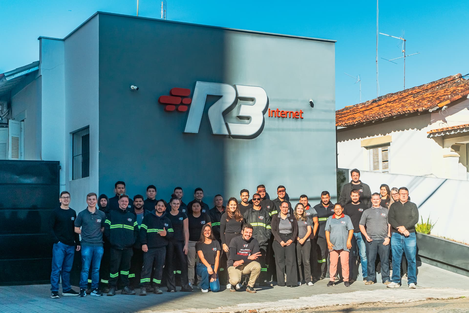 Equipe da R3 Internet reunida na sede da empresa em Socorro, SP.